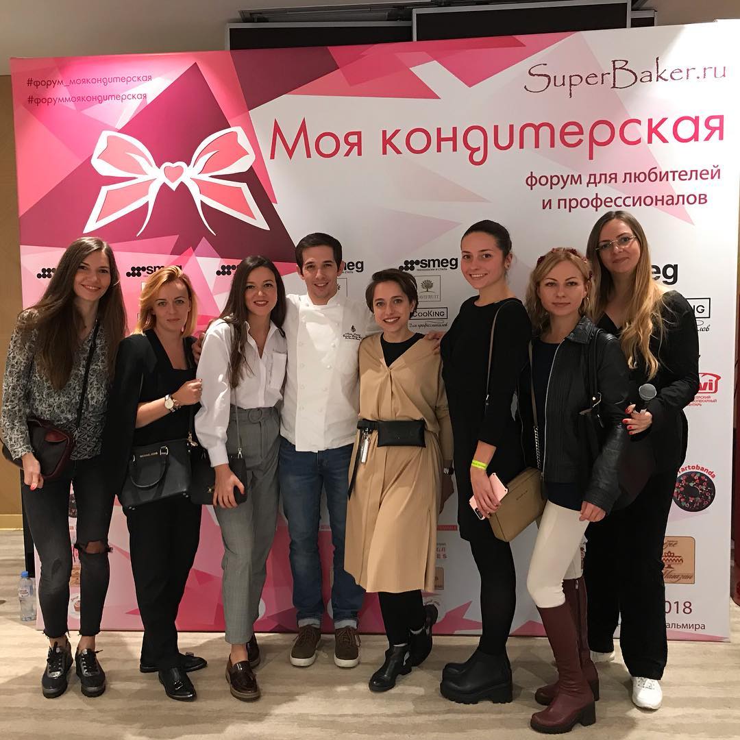 Обзор книги Полины Кошелевой "Конфетный период"