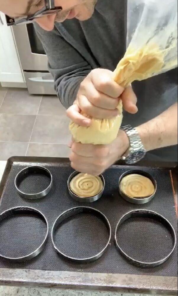 Эклер в форме диска с лимонным курдом