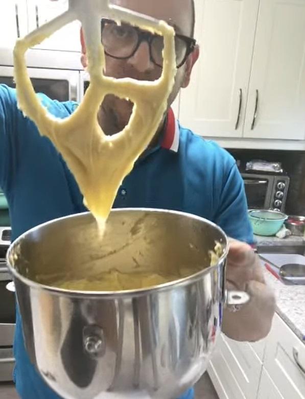 Эклер в форме диска с лимонным курдом