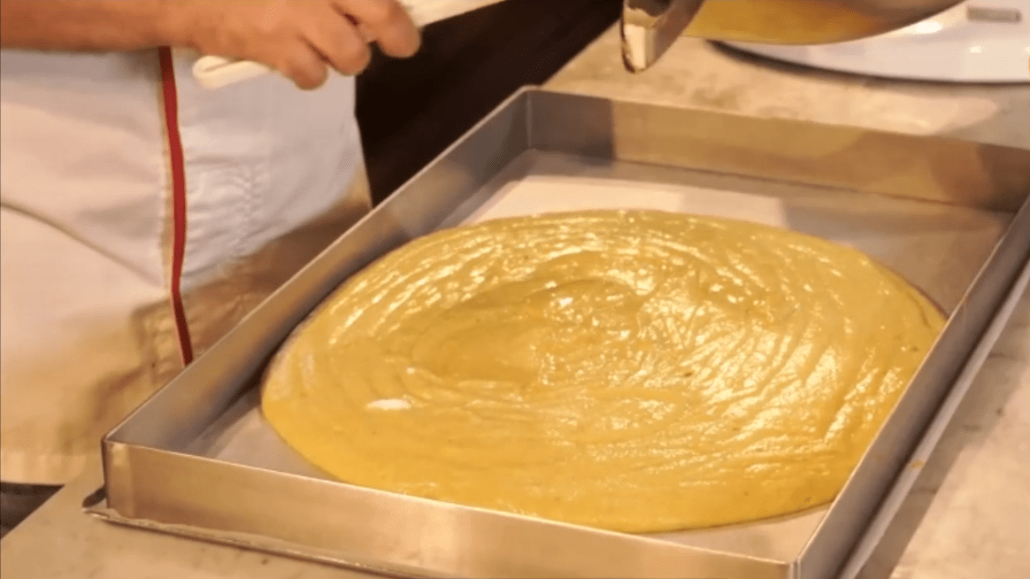 Влажный фисташковый кекс с конфи из розового грейпфрута