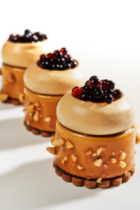 Кофейные пирожные с арахисом и кофейными жемчужинами